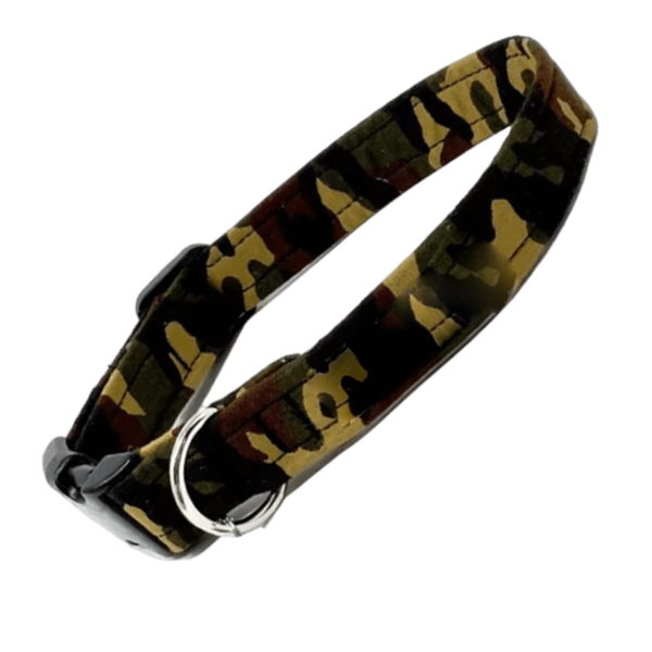 A durable 360-degree swivel clasp on a heavy-duty dog leash